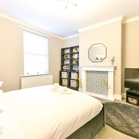 4 Bedroom, 2 Bathroom House - Free Parking Pontefract Eksteriør billede