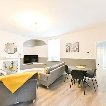 4 Bedroom, 2 Bathroom House - Free Parking Pontefract Eksteriør billede