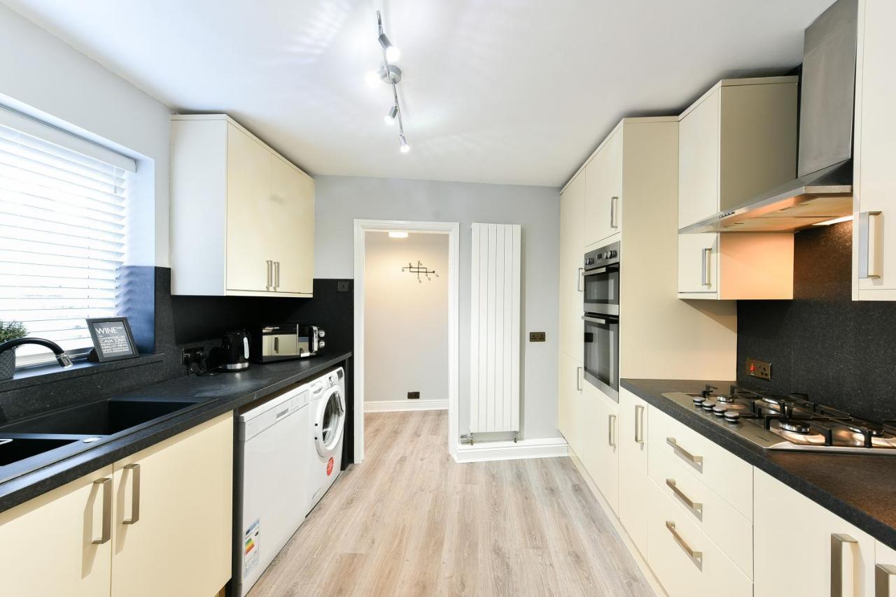 4 Bedroom, 2 Bathroom House - Free Parking Pontefract Eksteriør billede