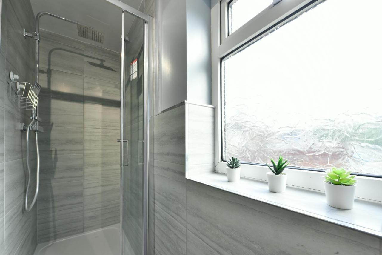 4 Bedroom, 2 Bathroom House - Free Parking Pontefract Eksteriør billede