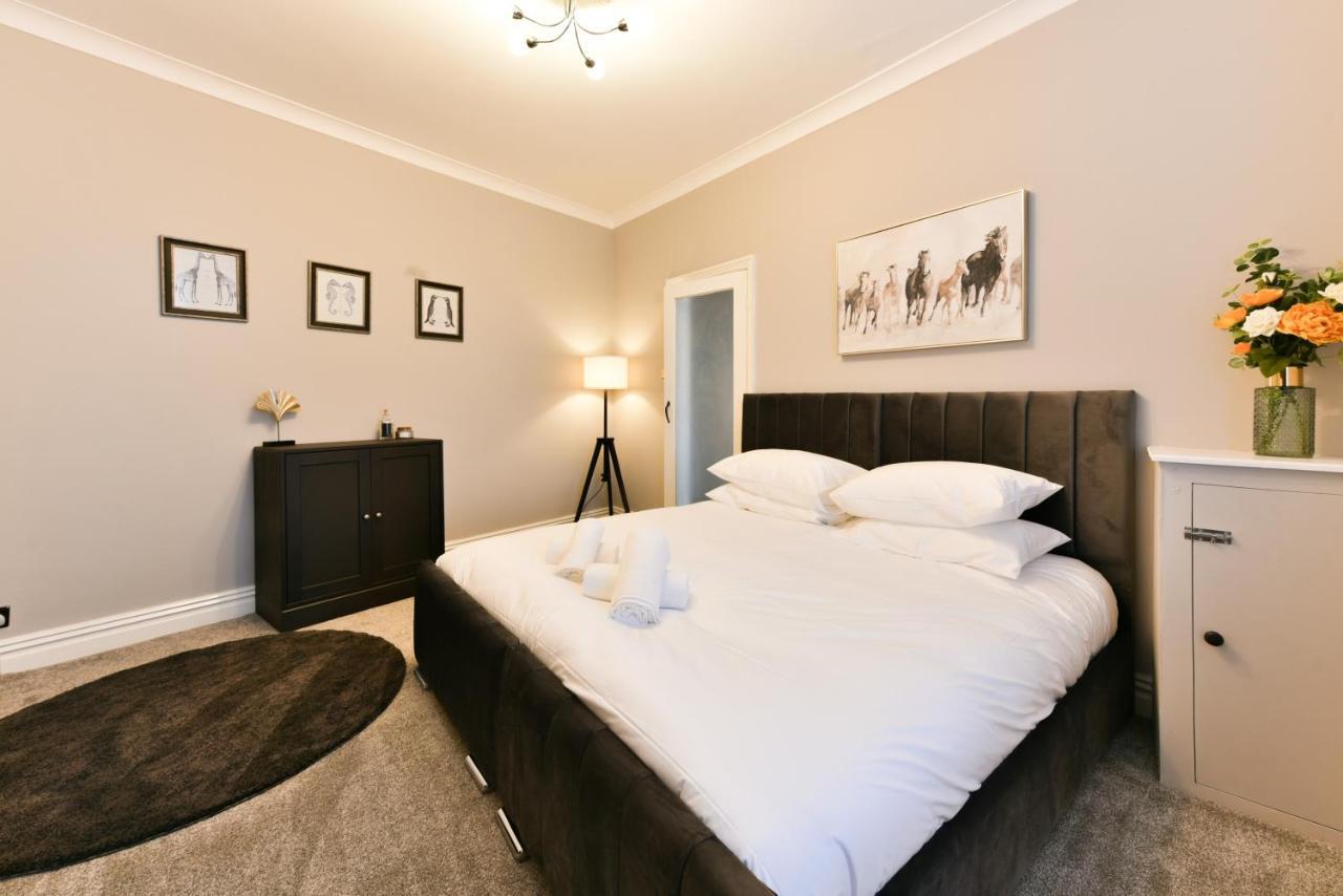 4 Bedroom, 2 Bathroom House - Free Parking Pontefract Eksteriør billede